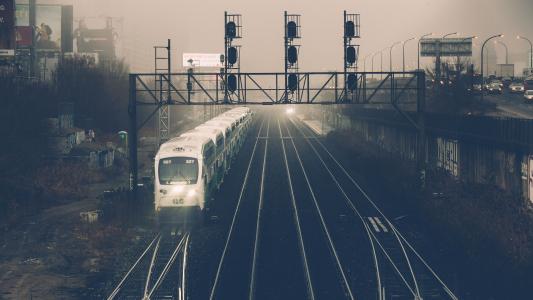 铁路，轨道，火车，运输，旅行，黑暗，户外，城市，城市，雾