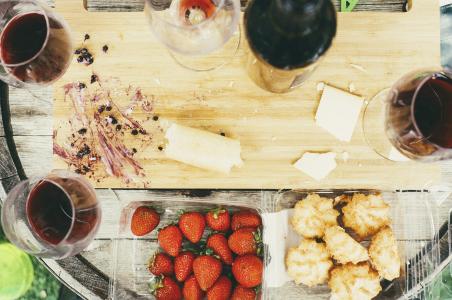 葡萄酒，玻璃，奶酪，砧板，水果，草莓，饼干，浆果，食物，饮料