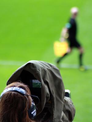人，女人，男人，运动员，摄像师，记者，媒体，视频，耳机，足球，绿色