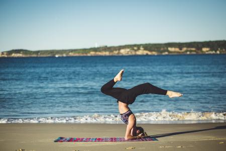 瑜伽健身锻炼健康锻炼姿势女孩女人人蓝色天空海滩沙子水海洋海洋阳光夏天
