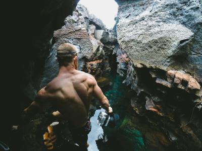 人，男人，岩石，水，洞穴，手电筒，拖鞋，冒险，户外，性质