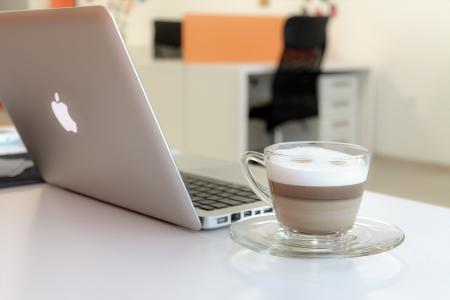计算机现代技术电子互联网浏览器苹果笔记本电脑研究学习商业工作模糊杯茶碟卡布奇诺咖啡办公室