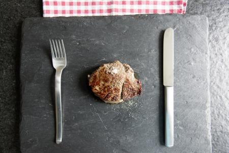 肉，盐，食物，表，叉，刀，餐厅，早餐，午餐，晚餐