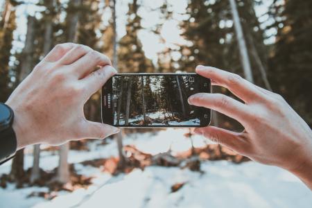 手机手机三星相机移动设备移动设备图片摄影师摄影照片拍照手男男人男孩男人人自然户外下雪雪寒冷