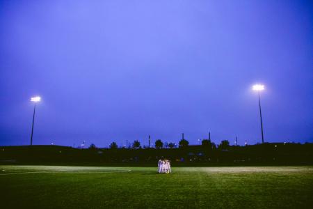 足球场，灯光，晚上，黑暗，草，运动员，健身，运动，团队，人，组