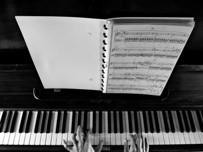 钢琴，音乐，乐器，音乐家，手，笔记，谱号，黑色和白色