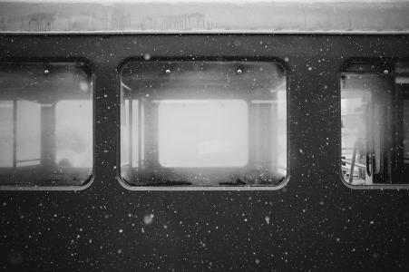 地铁，窗户，冷，雪，旅行，运输，灰色，黑色和白色