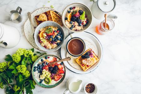 食品，早餐，健康，绿色，牛奶，蜂蜜，华夫饼，水果，浆果，草莓，蓝莓，生活方式，白