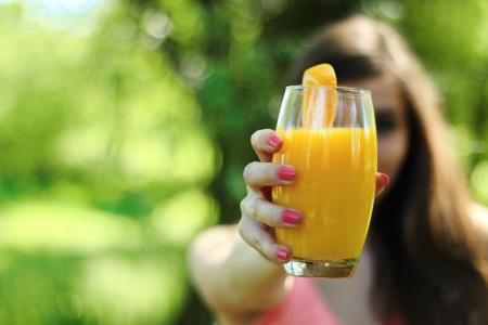 橙汁，玻璃，手，手指，指甲油，女孩