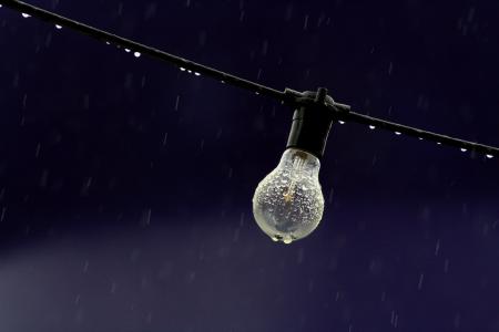 电，光，灯泡，电线，雨，雨滴，水，水滴，散景，仍然
