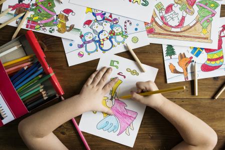 孩子小孩孩子小学小孩童年圣诞节假期yuletide车间学习学习教育绘画颜色着色娱乐艺术学校艺术类木制的桌子图画，
