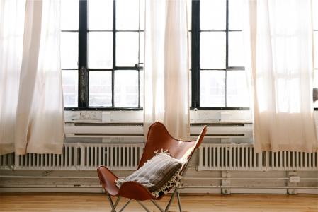 椅子，枕头，硬木，窗户，窗帘，散热器