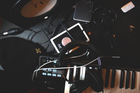 钢琴，键盘，音乐，乐器，ipad，平板电脑，小工具，线，黑暗