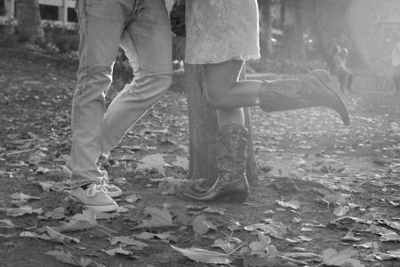 夫妇，爱情，浪漫，浪漫，秋季，牛仔靴，叶子，黑色和白色