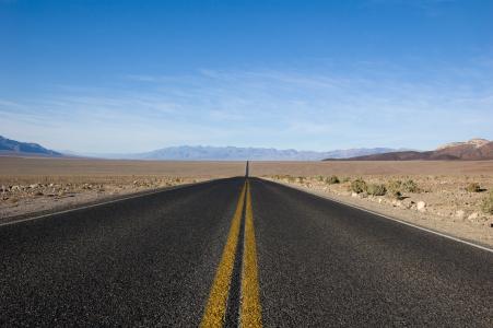 高速公路，路，路面，沙漠，污垢，景观，自然，户外，山，蓝色，天空，阳光，死亡谷，加利福尼亚州，道路