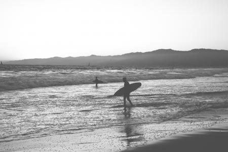 冲浪，冲浪，冲浪板，沙滩，沙滩，水，波浪，海洋，海，黑色和白色