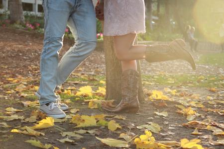 订婚，秋季，牛仔靴，爱，情侣，浪漫，叶子，牛仔裤，运动鞋，鞋子，人，国家