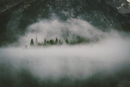 雾，阴霾，朦胧，山，丘陵，山峰，悬崖，岩石，树木，水，薄雾