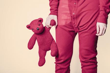毛绒动物，泰迪熊，红色，onesie，衣服，手，睡前，睡眠，孩子，孩子