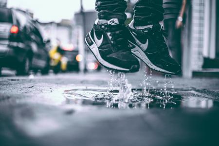 耐克，鞋，运动鞋，水坑，湿，下雨，城市，城市，生活方式，人行道
