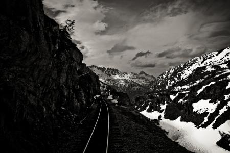 火车轨道，铁路，铁路，交通，山，悬崖，雪，云，景观，黑色和白色