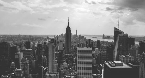 纽约，纽约市，城市，市中心，建筑，建筑，摩天大楼，高楼，塔，天际线，城市景观，天空，云，屋顶，黑色和白色