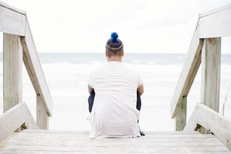 男子男人男性人后面冥想坐坐时尚风格蓝色头发楼梯木头查看海滩岸边沙子水海洋海浪波浪
