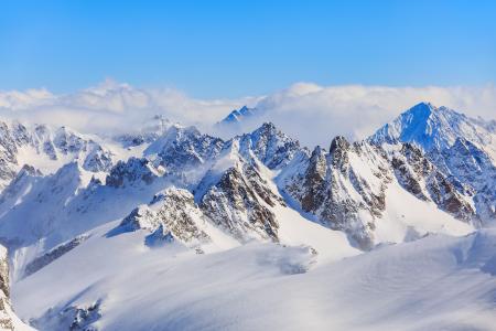 瑞士阿尔卑斯山阿尔卑斯山瑞士阿尔卑斯山高山旅行旅游目的地瑞士瑞士冬天冬天山顶山顶高峰岩石悬崖边坡云雪白色天空蓝色自然景观风景旅游目的地图片编号：
