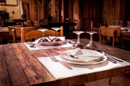 餐厅，小酒馆，餐垫，盘子，餐具，餐具，叉子，刀子，汤匙，眼镜，桌子，椅子