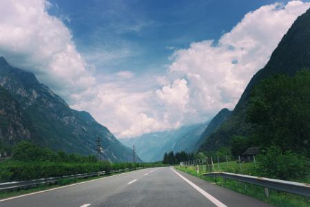 路，公路，栏杆，蓝色，天空，云，山，旅行，电源线，驾驶，山丘