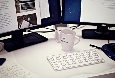 桌面，电脑，键盘，双显示器，屏幕，鼠标，外设，咖啡，杯子，杯子，办公桌，工作，办公室，商业，笔