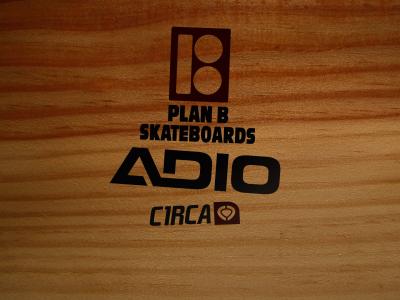 adio，大约，计划B，徽标，滑板