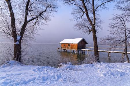 Ammersee，Ammer湖，巴伐利亚，德国，Ammersee湖，巴伐利亚，德国，冬天，雪，湖，树，谷仓