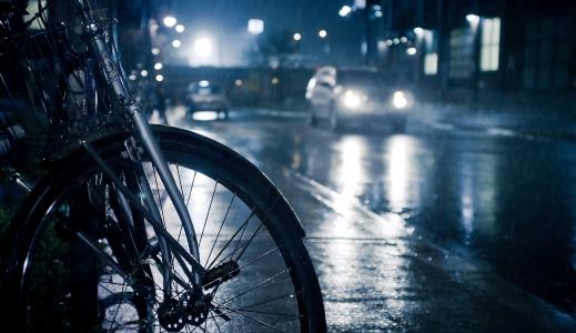 夜，雨，路，汽车，灯，路面，水坑，自行车
