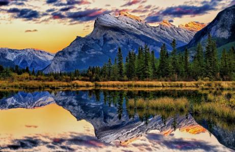 Mount Rundle，朱红色的湖泊，班夫国家公园，加拿大艾伯塔省，班夫，加拿大艾伯塔省，湖泊，山脉，倒影