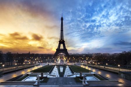 巴黎，法国，巴黎，法国，艾菲尔铁塔，香榭丽舍大街，日落，晚上，天空，云，纪念碑，建筑物，灯，城市