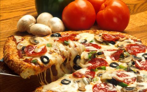 比萨，橄榄，橄榄，奶酪，蘑菇，西红柿，披萨，西红柿，蘑菇，奶酪