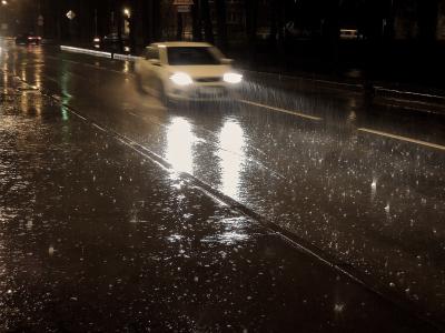 倾盆大雨，夜晚，路，车，灯