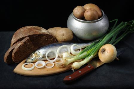 锅，马铃薯，洋葱，鲱鱼，戒指，黑面包