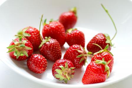 浆果，草莓，盘子