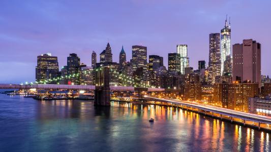 布鲁克林大桥，曼哈顿，东河，纽约市，纽约市，美国，纽约，东河，桥梁，布鲁克林，曼哈顿，城市，摩天大楼，晚上，光，灯，路，河