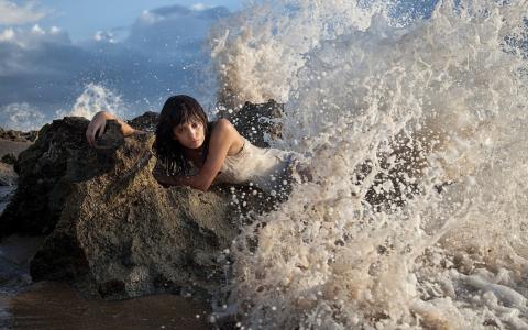 女孩在石头上，冲浪，波浪，海岸，石头，模型，妇女，白色连衣裙，海滩，岩石，黑发