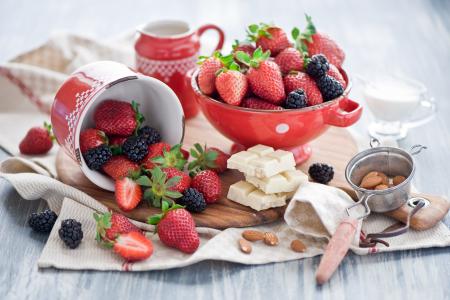 浆果，草莓，黑莓，巧克力，杏仁，静物