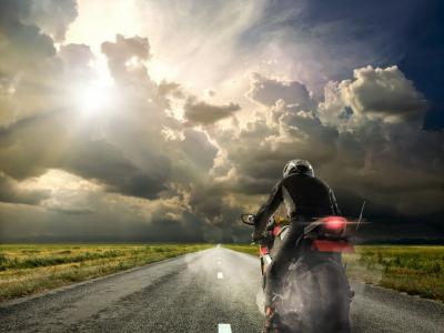 摩托车，路，云，人类发展报告