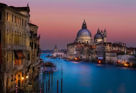 威尼斯，意大利，威尼斯，意大利，教堂，建筑物，纪念碑，运河，水，天空，夜，日落，灯，景观，城市