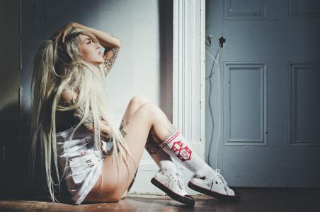 萨拉Fabel，腿，纹身，头发，运动鞋，在地板上
