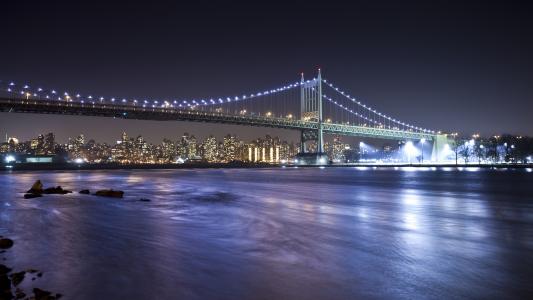 罗伯特F肯尼迪桥，Tribor桥，纽约市，东河，大桥摩托车，东江海峡，夜晚的城市，桥梁，海峡