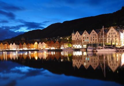 挪威，卑尔根，夜晚，房屋，灯光，游艇，水面，反射