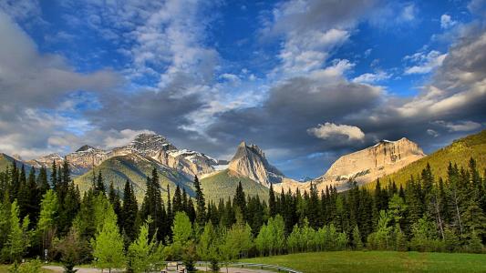 Mount Lougheed，风山，风塔，加拿大艾伯塔省，加拿大落基山脉，加拿大艾伯塔省，加拿大落基山脉，森林，树木，山脉