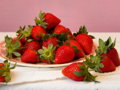 浆果，草莓，盘子